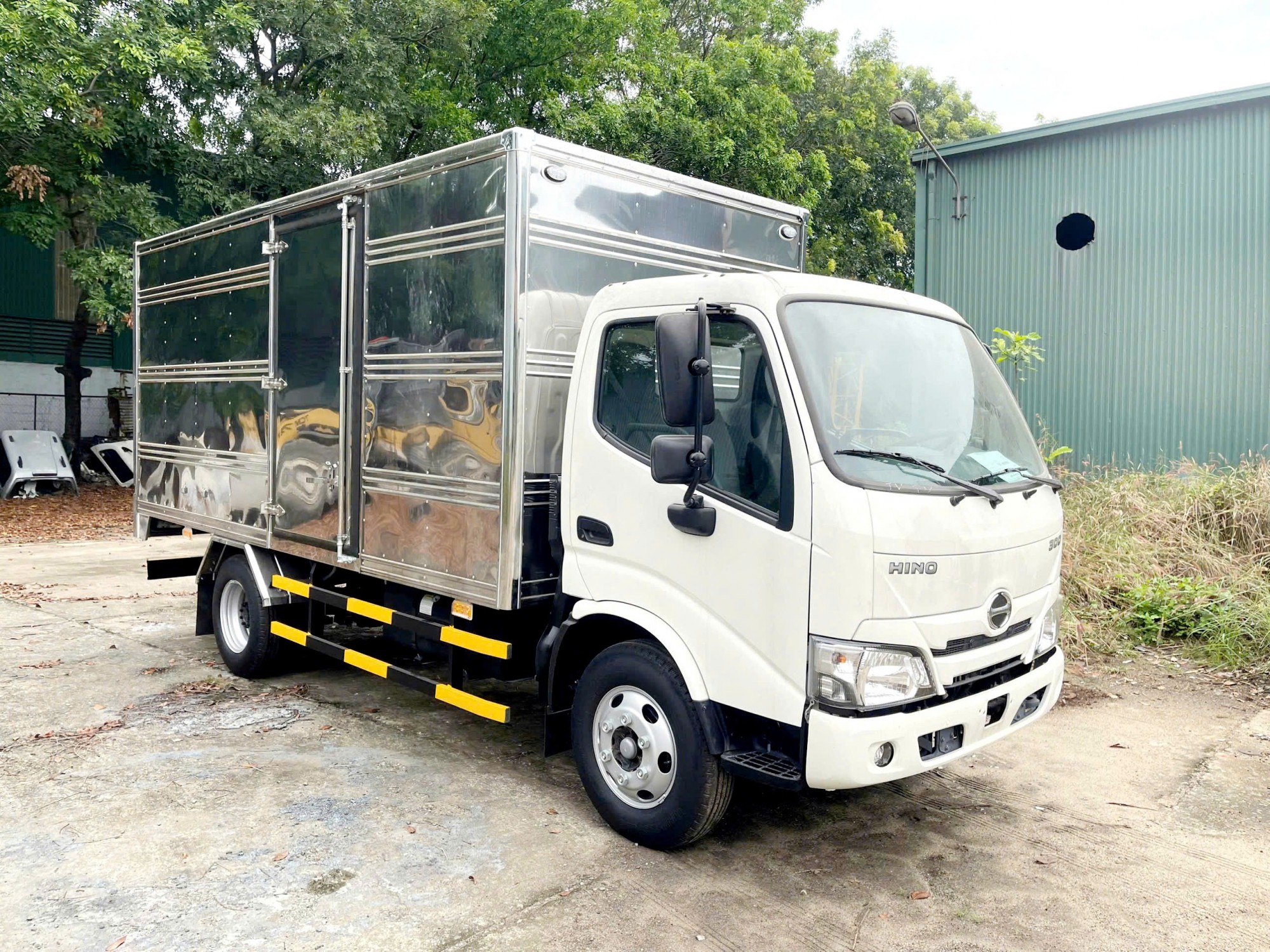 Hino 4,1 Tấn Thùng Kín XZU650L